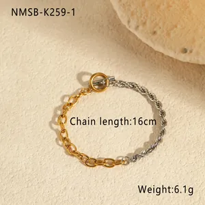 Detalle de pulsera de acero inoxidable bicolor con eslabones de oro y plata y cierre tipo OT