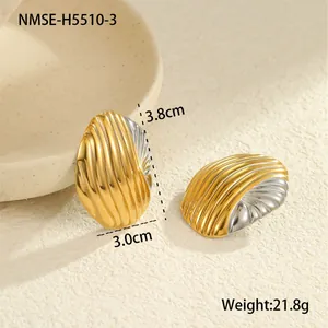 Detailansicht zweifarbige Gold-Silber-Ohrringe mit Maßen 3,8 cm und 3,0 cm und Textur