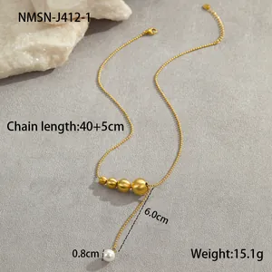 Détail du collier plaqué or 18 carats avec perles dorées et pendentif en perle blanche
