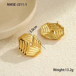 Makro-Detail unregelmäßiger sechseckiger Gold-Ohrstecker mit radialer Textur und 3,0 cm