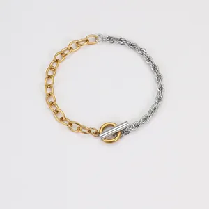Detalle de pulsera bicolor oro y plata con cierre de barra T y eslabones de cadena torcidos