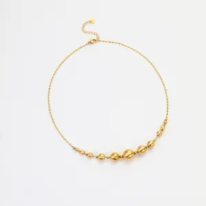 Détail du collier plaqué or 18 carats avec perles mates brossées et chaîne ajustable