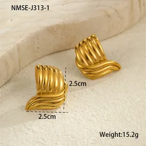 Detailansicht der 2,5 cm goldwelligen Ohrringe mit Premium-Metalltextur und Maßen