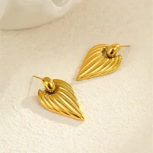 Strukturierte herzförmige goldene Edelstahlohrringe mit elegantem Flügeldesign