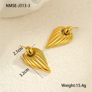 Detailansicht goldener Herzohrringe mit Textur, Maße 3,2 cm und Gewicht 15,4 g