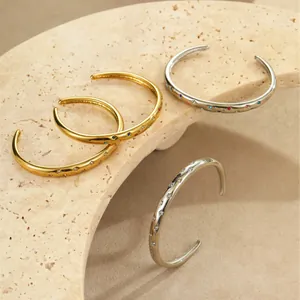 Set van vier goud- en zilverkleurige RVS armbanden met ster-gravure en gekleurde kristallen