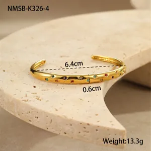 Detailweergave van gouden roestvrijstalen armband met gekleurde sterren en maten