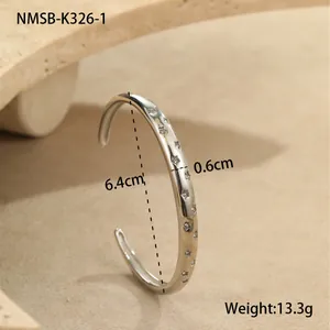 Detail van de 0,6 cm breedte en sterpatronen op deze roestvrijstalen armband