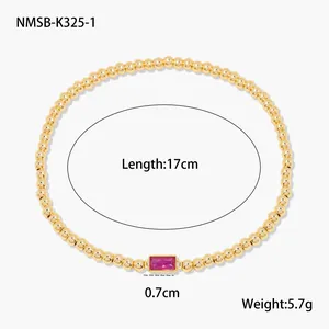 Détail du bracelet à billes plaqué or 18K de 17 cm avec un zircon rose de 0,7 cm