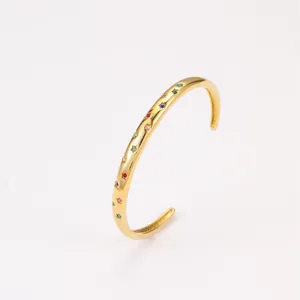 Detail van de gouden sterrenarmband met gekleurde zirkonia en hoogglans gepolijste afwerking