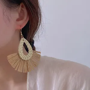 Handgefertigte Raffia-Fächer-Ohrringe im Boho-Stil aus Stroh mit goldenen Haken