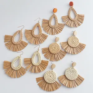 Details handgefertigter Raffia- und Rattanohrringe mit böhmischen Strohquasten