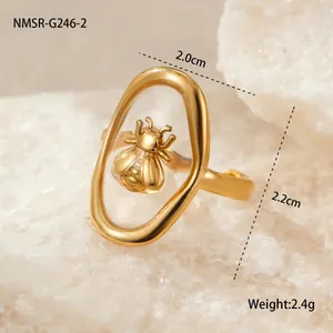 Bague en acier doré avec motif d'abeille 3D dans un cadre ovale et détails en résine