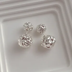 Boucles d'oreilles boules doubles irrégulières en argent avec texture lave et style minimal