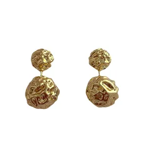 Boucles d'oreilles boules dorées irrégulières à texture lave avec tiges en argent 925
