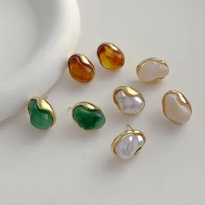 Orecchini a perno minimalisti in resina con bordo dorato in ambra, bianco e verde