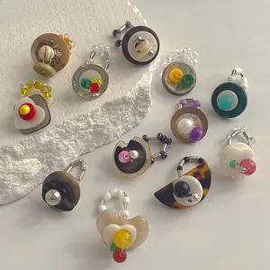 Handgefertigte minimalistische Ringe mit Harzperlen und geometrischen Muschelelementen