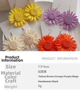 Detailansicht handgefertigter Raffia-Sonnenblumen-Ohrringe mit Größen- und Materialangaben