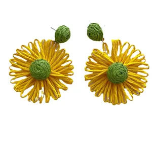 Handgemaakte zonnebloem oorbellen van raffia voor een zomerse strandvakantie
