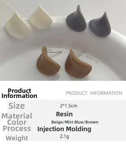 Vue détaillée montrant la texture, les dimensions et le matériau des boucles d'oreilles