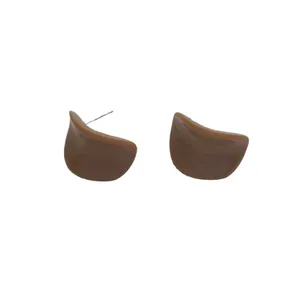 Boucles d'oreilles minimalistes en résine brune irrégulière avec aiguille argent s925