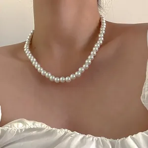 Collier élégant en perles blanches rondes et brillantes pour un look minimaliste chic