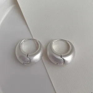 Vue détaillée de créoles en argent brossé mat avec fermeture à clic sécurisée