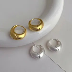Boucles d'oreilles créoles minimalistes en métal brossé mat, finitions or et argent