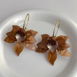 Französische Vintage-Ohrringe aus bernsteinfarbenem Harz mit Goldhaken auf Keramikschale