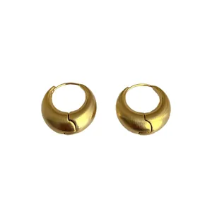 Boucles d'oreilles créoles demi-lune en or mat brossé au design minimaliste épais