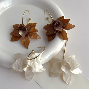 Detailansicht retro Acryl-Blumenohrringe in Bernsteinbraun und Perlweiß-Optik