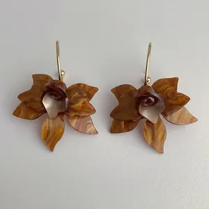 Detailansicht französischer Retro-Blumenohrringe aus Bernstein-Marmor-Harz mit Goldhaken