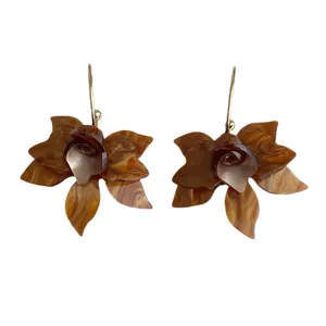 Französische Vintage-Acryl-Blumenohrringe in Bernstein-Schildpatt mit Goldhaken