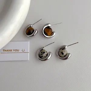 Minimalistische C-Ohrringe aus Silber mit natürlichem Tigerauge und Dalmatiner-Stein