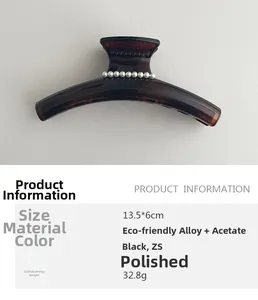 Détail de la pince à cheveux en acétate écaille de 13,5 cm avec perles blanches