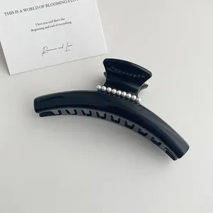 Pince à cheveux élégante en acétate noir brillant ornée de perles blanches pour femme