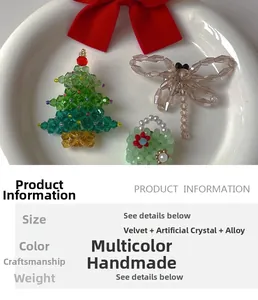 Détails de broches faites main : sapin de Noël, libellule et mini sac en cristal perlé