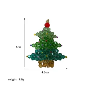 Vue détaillée d'une broche sapin de Noël de 5cm avec perles en cristal et dimensions