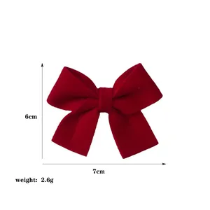 Détails de la broche nœud en velours rouge dimensions 7cm x 6cm poids léger de 2,6g