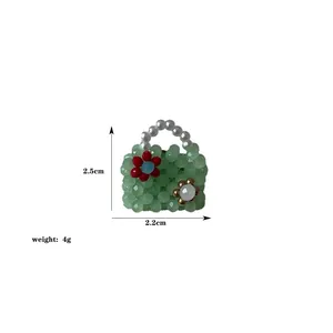 Détail broche sac à main en perles avec dimensions 2,5cm x 2,2cm et poids léger de 4g