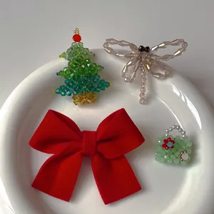 Set de broches avec nœud en velours rouge et sapin de Noël en cristal sur porcelaine