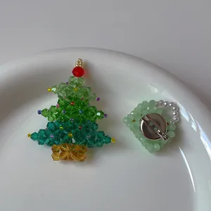Broche sapin de Noël faite main avec perles colorées et épingle en métal argenté