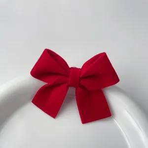 Élégante broche nœud en velours rouge de style festif pour les tenues de Noël
