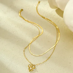 Collar de doble capa chapado en oro de 18K con colgante de corazón y perlas
