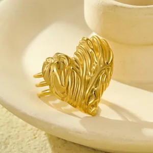 Bague cœur dorée avec texture organique unique et design à trois anneaux fins
