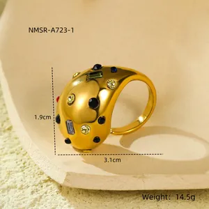 Détail d'une bague goutte en plaqué or 18K avec zircons colorés, taille 31x19mm