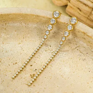 Élégantes boucles d'oreilles dorées avec cristaux dégradés et longs pompons brillants