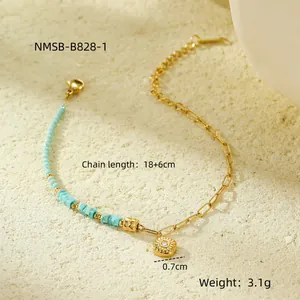 Dettaglio bracciale dorato con perline blu e ciondolo sole con specifiche dimensionali