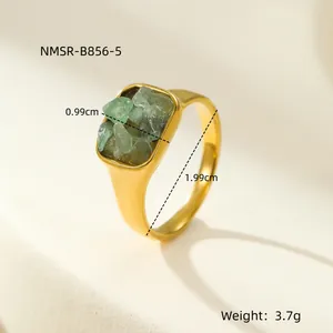 Detail van gouden vierkante ring met ingelegde groene natuurstenen en de afmetingen ervan