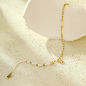 Dettaglio del bracciale a catena dorata con pendente sole e pietra di zircone